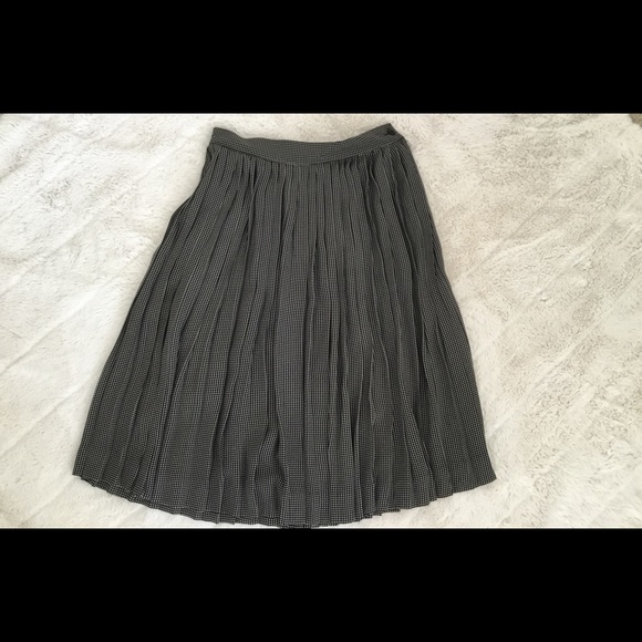 Jones NY pleated skirt, rayon, blk/white, size 4. - Picture 5 of 5